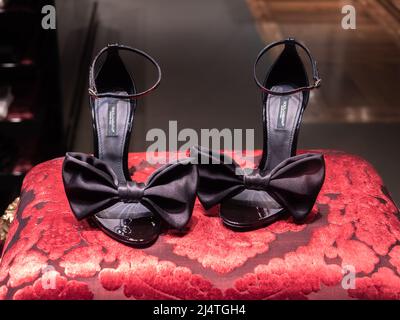 Zürich, Schweiz - 30. Dezember 2021: Ein Paar modische schwarze Dolce- und Gabbana-Schuhe im Schaufenster eines Modehauses in Zürich Stockfoto