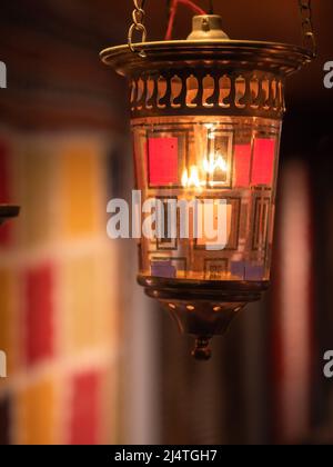 Zürich, Schweiz - 30. Dezember 2021: Beleuchtete dekorative farbige Glaslampe im Schaufenster Stockfoto