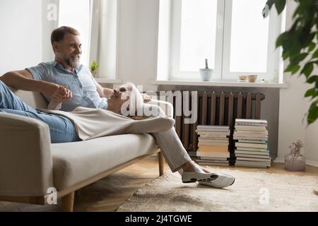 Reifes Paar in der Liebe reden entspannend auf dem Sofa zu Hause Stockfoto