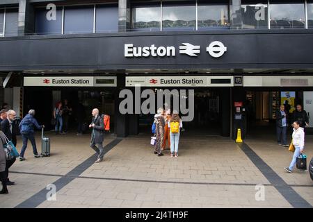 London, Großbritannien. 14. April 2022. Reisende kommen am Bahnhof London Euston an. (Foto von Dinendra Haria /SOPA Images/Sipa USA) Quelle: SIPA USA/Alamy Live News Stockfoto