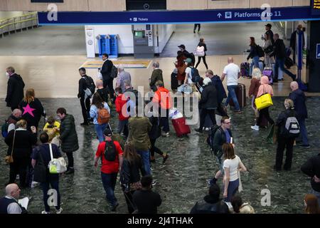 London, Großbritannien. 14. April 2022. Reisende auf der Londoner Euston Bahnhofskonkurse. (Foto von Dinendra Haria /SOPA Images/Sipa USA) Quelle: SIPA USA/Alamy Live News Stockfoto