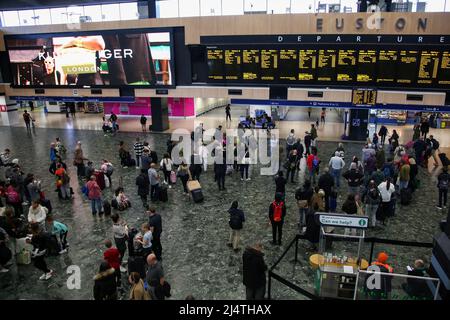 London, Großbritannien. 14. April 2022. Reisende auf der Londoner Euston Bahnhofskonkurse. (Foto von Dinendra Haria /SOPA Images/Sipa USA) Quelle: SIPA USA/Alamy Live News Stockfoto