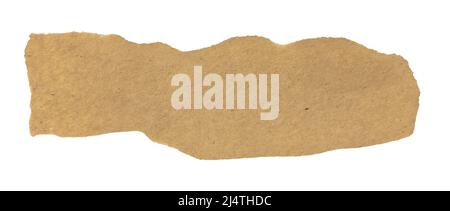 Ein zerrissenes Stück recyceltes braunes Bastelpapier, isoliert auf weißem Hintergrund. Stockfoto