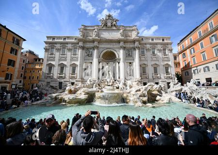 Rom, Italien. 17. April 2022. Touristen besuchen die Fontana di Trevi während der Osterferien in Rom, Italien, am 17. April 2022. Quelle: Jin Mamengni/Xinhua/Alamy Live News Stockfoto