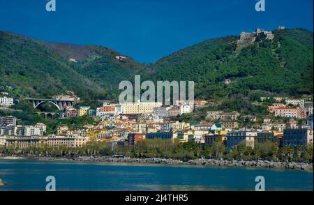 Schöne Aussicht, der kleinen Oase von Amalfi Dorf mit kleinem Strand und bunten Häusern auf Felsen gelegen. Gipfel der Berge an der Amalfiküste, Salerno, Cam Stockfoto