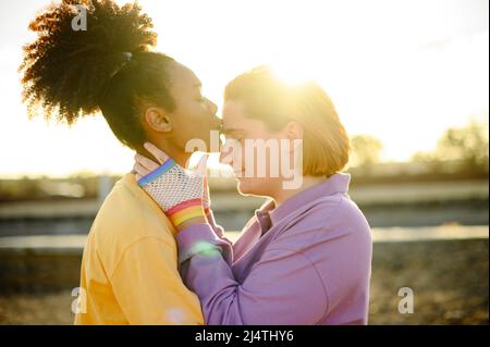 Glücklich Gay paar küssen im Park Stockfoto