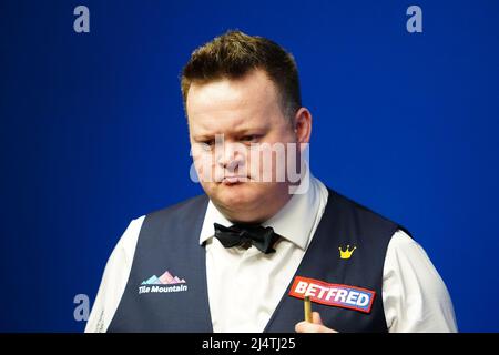 Der Engländer Shaun Murphy im Einsatz gegen den schottischen Stephen Maguire am zweiten Tag der Betfred Snooker-Weltmeisterschaft im Crucible, Sheffield. Bilddatum: Sonntag, 17. April 2022. Stockfoto