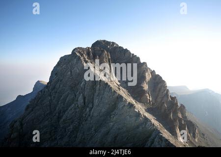 Blick auf den Olymp Gipfel Mytikas. Der Olymp ist mit 2917 Metern der höchste Berg Griechenlands. Stockfoto