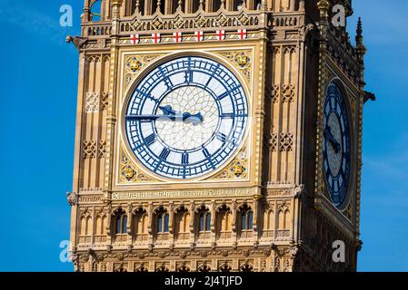 Oberes Detail des kürzlich entdeckten restaurierten Elizabeth Tower, Big Ben, des Palace of Westminster, London. Helle Farben. Zifferblatt mit blauen Zeigern Stockfoto