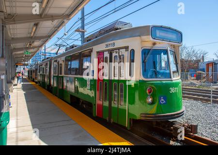 Boston Metro MBTA Kinki Sharyo Typ 7 Zug am Union Square Bahnhof am Union Square in der Stadt Somerville, Massachusetts, USA. Stockfoto