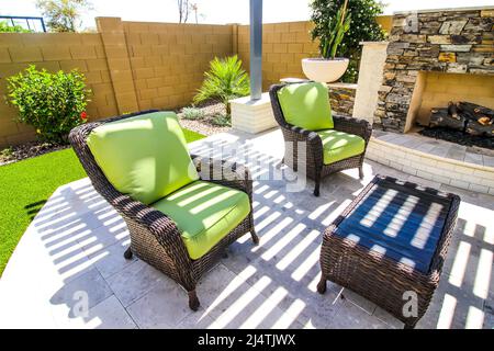 Zwei Wicker-Sessel Und Ein Wicker-Tisch Auf Der Außenterrasse Stockfoto