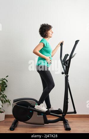 Schwangere Frau Training zu Hause Stockfoto