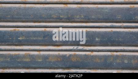 Graue und blaue Metall-Tür Nahaufnahme mit horizontalen Linien für Hintergrundstruktur Stockfoto