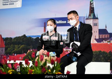 Rion SUMIYOSHI (JPN), bei Kiss & Cry während des Freilaufens der Frauen, bei den ISU-Junioren-Eiskunstlauf-Weltmeisterschaften 2022, in der Tondiraba Ice Hall, am 17. April 2022 in Tallinn, Estland. Quelle: Raniero Corbelletti/AFLO/Alamy Live News Stockfoto