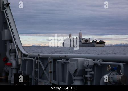 Das amphibische Transportschiff USS Arlington (LPD 24) der San Antonio-Klasse startet Boote mit US-Marineinfanteristen der Charlie Company, 2. Aufklärungsbataillon, die 22. Marine Expeditionary Unit und Royal Marines von 42 Commando für einen Besuch, ein Board, such- und Beschlagnahmung Trainingsmission im Atlantischen Ozean zur Unterstützung der Übung Northern Viking 2022, 12. April 2022. Northern Viking 22 stärkt die Interoperabilität und die Einsatzbereitschaft der Streitkräfte zwischen den USA, Island und den alliierten Nationen und ermöglicht die Kontrolle gemeinsamer und koalitionierter Kräfte bei der Verteidigung von Island und Sea Li Stockfoto