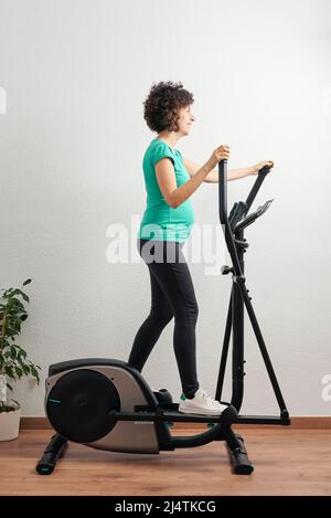 Schwangere Frau Training zu Hause Stockfoto