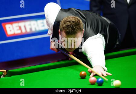 Der Engländer Shaun Murphy im Einsatz gegen den schottischen Stephen Maguire am zweiten Tag der Betfred Snooker-Weltmeisterschaft im Crucible, Sheffield. Bilddatum: Sonntag, 17. April 2022. Stockfoto