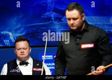 Der Engländer Shaun Murphy im Einsatz gegen den schottischen Stephen Maguire am zweiten Tag der Betfred Snooker-Weltmeisterschaft im Crucible, Sheffield. Bilddatum: Sonntag, 17. April 2022. Stockfoto