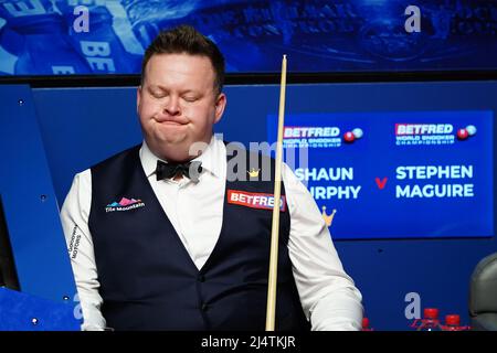 Der Engländer Shaun Murphy im Einsatz gegen den schottischen Stephen Maguire am zweiten Tag der Betfred Snooker-Weltmeisterschaft im Crucible, Sheffield. Bilddatum: Sonntag, 17. April 2022. Stockfoto