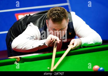 Der Engländer Shaun Murphy im Einsatz gegen den schottischen Stephen Maguire am zweiten Tag der Betfred Snooker-Weltmeisterschaft im Crucible, Sheffield. Bilddatum: Sonntag, 17. April 2022. Stockfoto