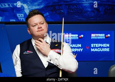 Der Engländer Shaun Murphy im Einsatz gegen den schottischen Stephen Maguire am zweiten Tag der Betfred Snooker-Weltmeisterschaft im Crucible, Sheffield. Bilddatum: Sonntag, 17. April 2022. Stockfoto