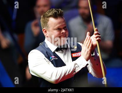 Der Engländer Shaun Murphy im Einsatz gegen den schottischen Stephen Maguire am zweiten Tag der Betfred Snooker-Weltmeisterschaft im Crucible, Sheffield. Bilddatum: Sonntag, 17. April 2022. Stockfoto