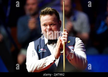 Der Engländer Shaun Murphy im Einsatz gegen den schottischen Stephen Maguire am zweiten Tag der Betfred Snooker-Weltmeisterschaft im Crucible, Sheffield. Bilddatum: Sonntag, 17. April 2022. Stockfoto