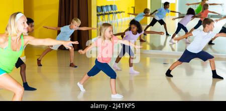 Aktive junge Kinder posieren bei Tanz Klasse Stockfoto