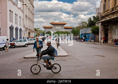 Kuba, Havanna. Gate Marking Ausfahrt China Town. Geschenk der Republik China. Stockfoto