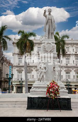 Kuba, Havanna. Statue von Jose Marti. Hotel Inglaterra im Hintergrund. Stockfoto