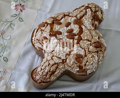 Colomba di Pasqua. Dove Cake mit Glasur und Mandeln gekrönt. Italienisches Osterdessert. Stockfoto