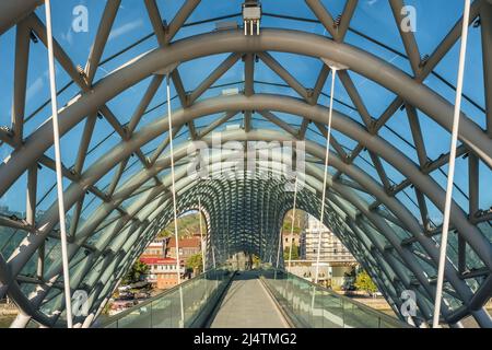 Moderne Friedensbrücke in Tiflis, Georgien. Keine Personen Stockfoto
