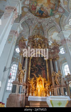 München Deutschland Juli 29 2020:TGotische Kirche aus dem 14.. Jahrhundert, mit reicher dekorativer Kunst aus dem 18.. Jahrhundert an der gewölbten Decke. Stockfoto