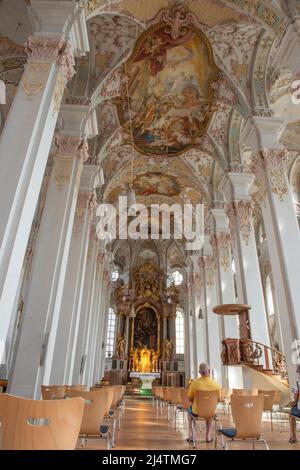 München Deutschland Juli 29 2020:TGotische Kirche aus dem 14.. Jahrhundert, mit reicher dekorativer Kunst aus dem 18.. Jahrhundert an der gewölbten Decke. Stockfoto