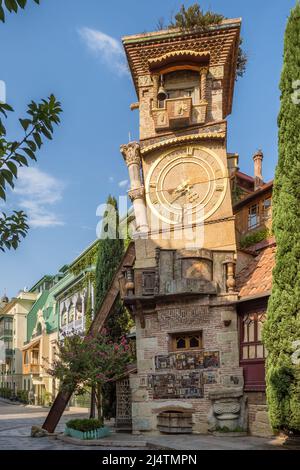 Berühmter Uhrenturm des Rezo Gabriadze Puppentheaters in der Altstadt von Tiflis, Georgien Stockfoto