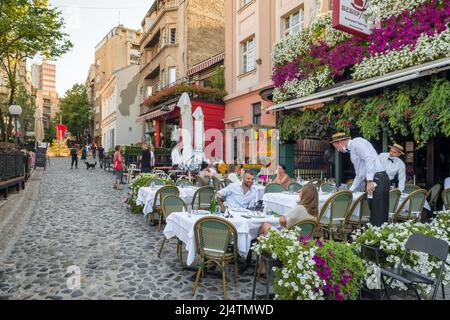 Gemütliches Restaurant im Freien im Stadtzentrum von Belgrad im Sommer, Serbien Stockfoto