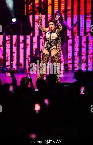 Hollywood, Florida, USA. 16. April 2022. Alejandra Guzman tritt während der Perrisimas Tour im Hard Rock Live im Seminole Hard Rock Hotel & Casino am 16. April 2022 in Hollywood, Florida, auf der Bühne auf. Kredit: Mpi10/Media Punch/Alamy Live Nachrichten Stockfoto