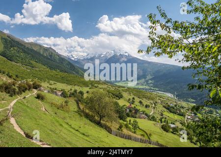 Landschaft des majestätischen Kaukasus-Gebirges in der Region Svaneti, Georgien Stockfoto
