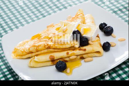 Crepes mit Brie und Honig Stockfoto