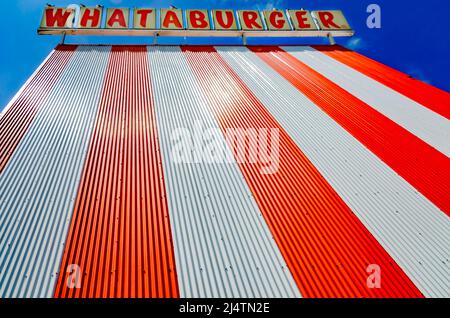 Das klassische A-Frame-Restaurant von Whataburger ist am 15. April 2022 in Mobile, Alabama, abgebildet. Die amerikanische Fast-Food-Kette wurde von Harmon Dobson gegründet. Stockfoto