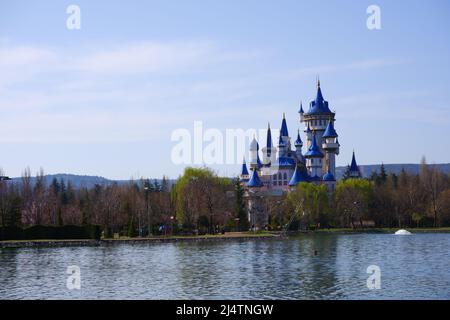 Blue Vintage Castle am See im Frühling an einem sonnigen Tag Stockfoto