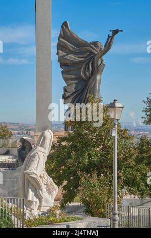 Der Alcázar von Toledo oder Real Alcázar de Toledo ist eine zivile und militärische Festung, die sich in einem der höchsten Teile der Stadt, Spanien, Europa, befindet. Stockfoto