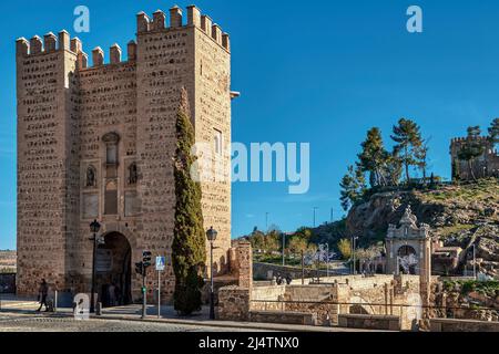 Römische Brücke von Alcantara über dem Fluss Tejo aus dem 3.. Jahrhundert. Berühmtes Denkmal von Toledo. Das Hotel liegt am Fuße des Schlosses von San Servando. Stockfoto