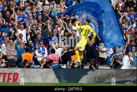 LONDON, ENGLAND - 17. APRIL: Chelsea's Mason Mount feiert sein Tor während des FA Cup Halbfinales zwischen Crystal Palace und Chelsea im Wembley Stadium , Stockfoto