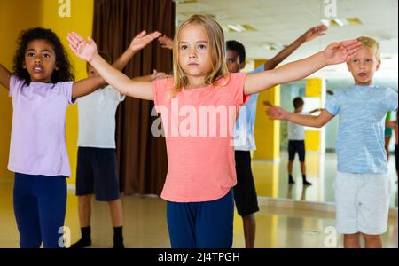 Kinder, die am Tanzkurs teilnehmen Stockfoto