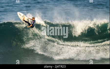 BELLS BEACH, AUS 16. APRIL 2022: John Florence aus Hawaii startet beim WSL Rip Curl Pro Bells Beach. Stockfoto