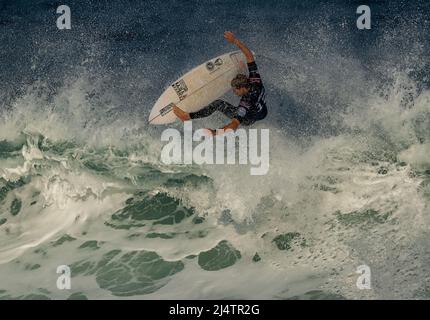 BELLS BEACH, AUS 16. APRIL 2022: John Florence aus Hawaii startet beim WSL Rip Curl Pro Bells Beach. Stockfoto