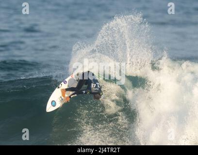 BELLS BEACH, AUS 16. APRIL 2022: Miguel Pupo aus Brasilien startet beim WSL Rip Curl Pro Bells Beach. Stockfoto