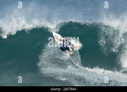 BELLS BEACH, AUS 16. APRIL 2022: John Florence aus Hawaii startet beim WSL Rip Curl Pro Bells Beach. Stockfoto