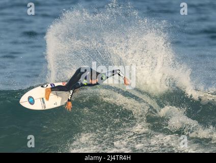 BELLS BEACH, AUS 16. APRIL 2022: Miguel Pupo aus Brasilien startet beim WSL Rip Curl Pro Bells Beach. Stockfoto